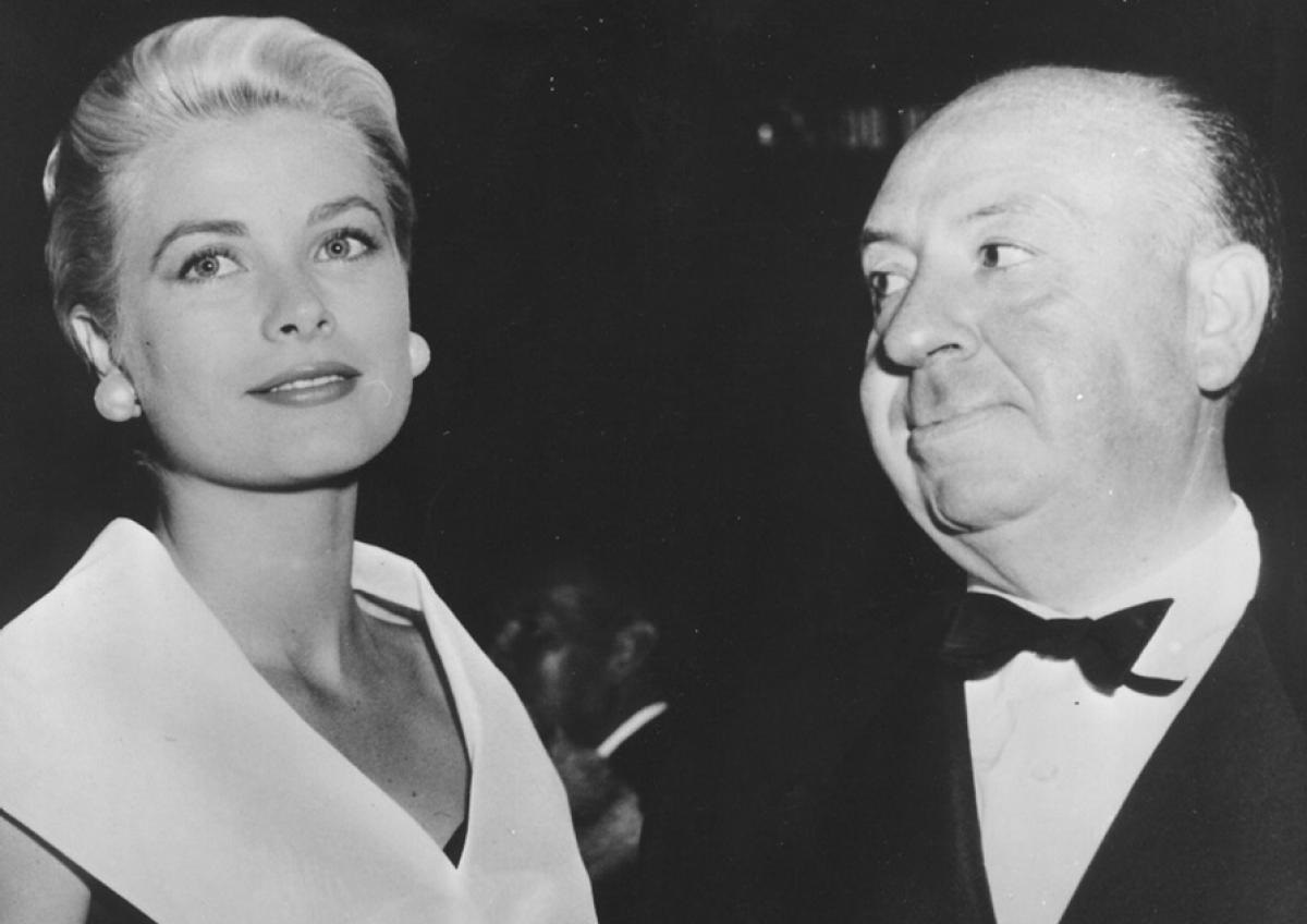 Alfred Hitchcock guarda estasiato la sua musa