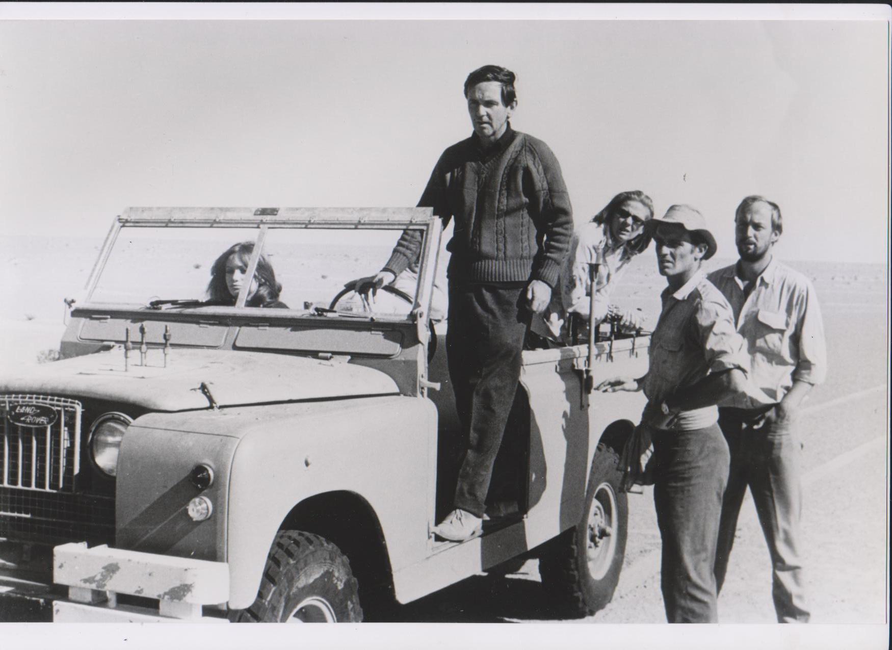 Da sinistra: Delia Boccardo, Paolo Cavara, Luciana Angelillo, Philippe Leroy e Lars Bloch, durante le riprese di “Occhio selvaggio” nel deserto di Algeria (Foto Esclusiva dall'Archivio Cavara)